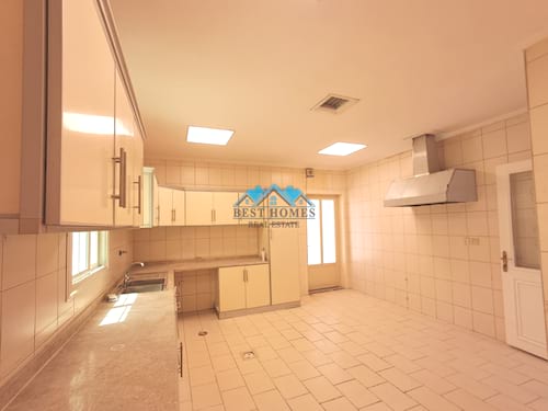 Spacious 4 Bedrooms Villa with Private Garden in Messilah