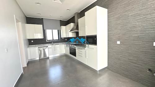 Spacious 3 Bedrooms Penthouse with Sea View Balcony in Fnaitees