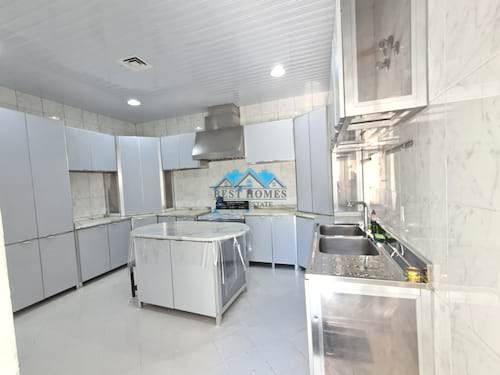Luxury 5 Bedroom Duplex Villa with Spacious Yard in Jabriya