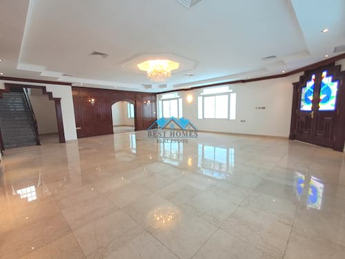 Luxury 5 Bedroom Duplex Villa with Spacious Yard in Jabriya