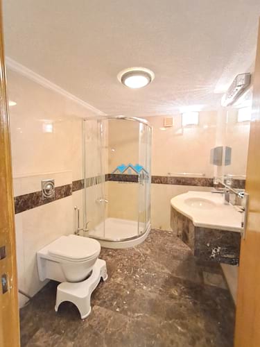 Luxury 5 Bedroom Duplex Villa with Spacious Yard in Jabriya