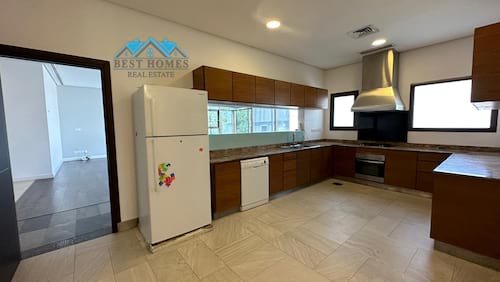 Nice and Modern 5 Bedrooms Floor in Bayan