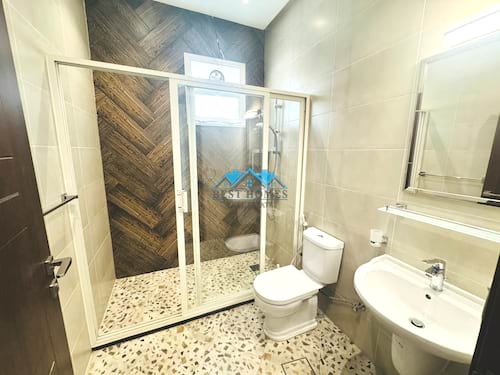 Modern & Spacious 5 Bedrooms Floor Apartment in Al Funaitees