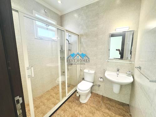 Modern & Spacious 5 Bedrooms Floor Apartment in Al Funaitees