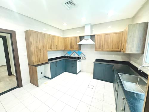 Modern & Spacious 5 Bedrooms Floor Apartment in Al Funaitees