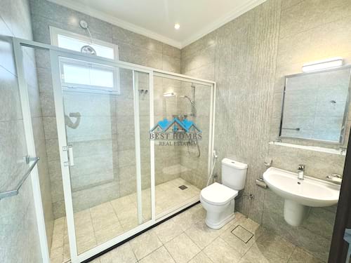 Modern & Spacious 5 Bedrooms Floor Apartment in Al Funaitees