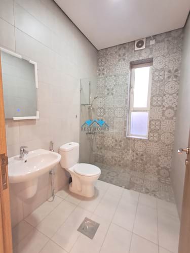 Nice & Modern 3 Bedrooms Apartment with Balcony in Sadeeq