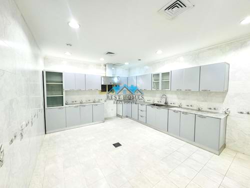 4 Bedrooms Floor Apartment in Abu Fatira