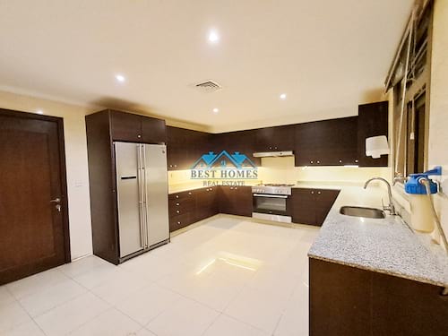 Nice and Spacious Four Bedrooms Floor in Bayan