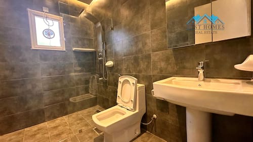 Spacious 4 Bedrooms Floor in Jabriya