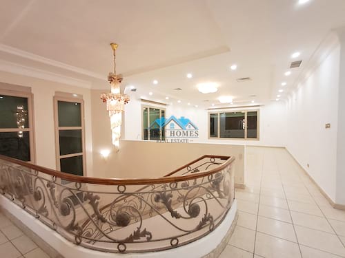 Nice and Very Spacious Six Bedrooms Villa in Surra