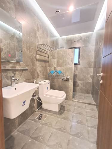 Spacious 5 Bedroom Apartment with Balcony in Surra