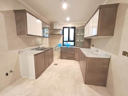 Spacious 5 Bedroom Apartment with Balcony in Surra