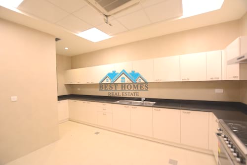 Spacious 4 Bedrooms Villa in Hateen