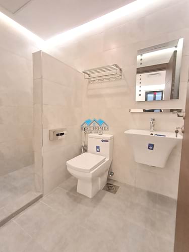 Spacious 5 Bedroom Apartment with Balcony in Surra