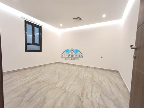 Spacious 5 Bedroom Apartment with Balcony in Surra