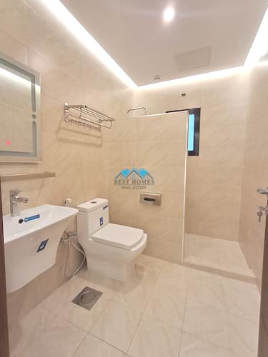 Spacious 5 Bedroom Apartment with Balcony in Surra