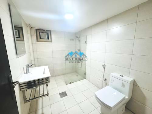 Modern 6 Bedrooms Spacious Villa in Rumaithiya