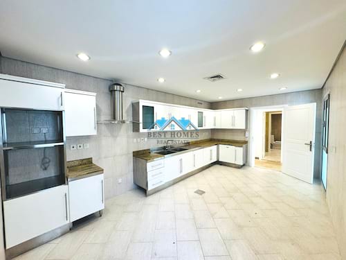 Four-Bedrooms Villa with a Huge Garden Area in Bida