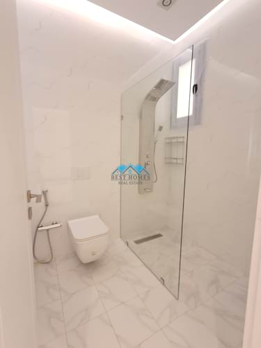 Spacious 4 Master Bedrooms Floor With Balcony In Shaab Area