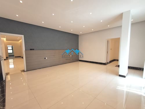 Spacious 4 Master Bedrooms Floor With Balcony In Shaab Area