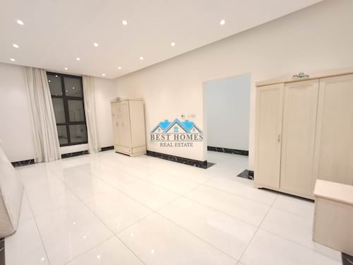 Spacious 4 Master Bedrooms Floor With Balcony In Shaab Area
