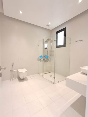 Spacious 4 Master Bedrooms Floor With Balcony In Shaab Area