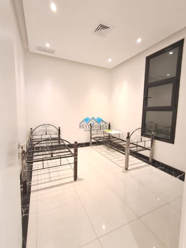 Spacious 4 Master Bedrooms Floor With Balcony In Shaab Area