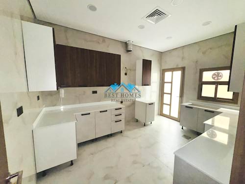 5 Bedrooms Villa with Yard Area in Abu Fatira