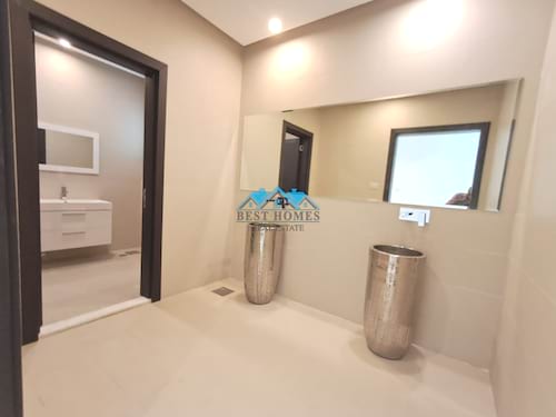 Elegant 5 Master Bedrooms Villa with Private Entrance in Shaab