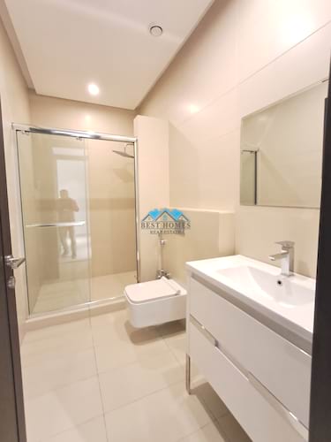 Elegant 5 Master Bedrooms Villa with Private Entrance in Shaab