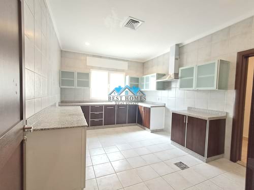 Spacious 4 Bedrooms Floor in Salam Area