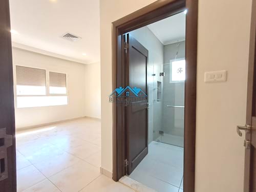 Spacious 4 Bedrooms Floor in Salam Area