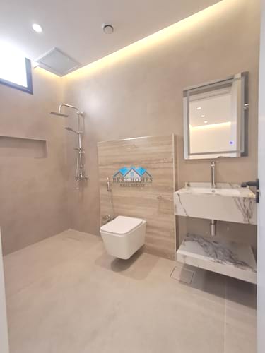 Spacious 5 Bedrooms Modern Duplex in Mishref Area