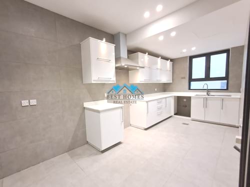 3 Bedrooms Apartment with Balcony in West Mishref