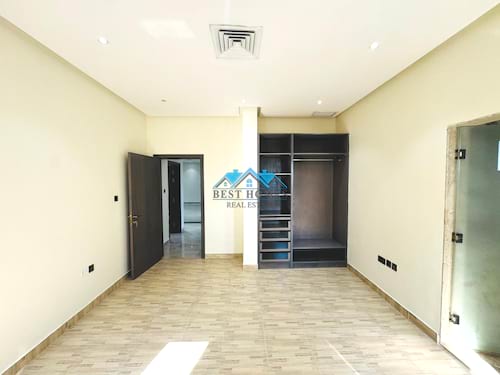 Seaview Four-Bedrooms Apartment in Salwa