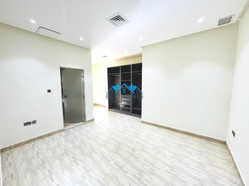Seaview Four-Bedrooms Apartment in Salwa