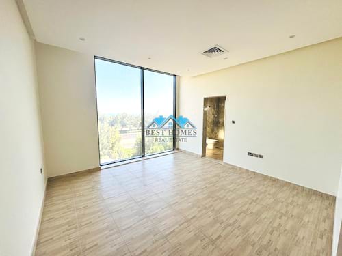 Seaview Four-Bedrooms Apartment in Salwa