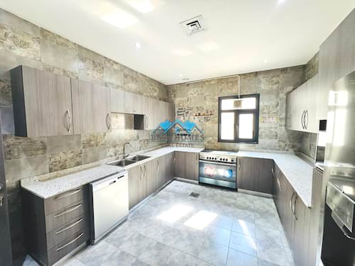 Seaview Four-Bedrooms Apartment in Salwa