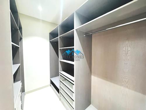 Seaview Four-Bedrooms Apartment in Salwa
