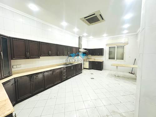 Seven Bedrooms Spacious Villa in Salwa