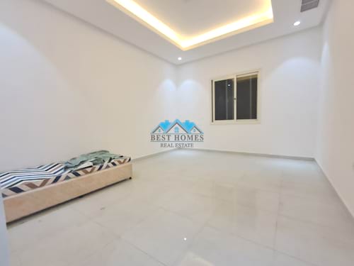 Spacious 5 Bedrooms Floor in Sadeeq Area