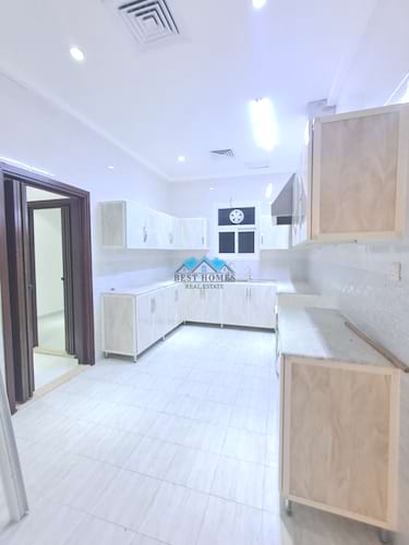 Spacious 5 Bedrooms Floor in Sadeeq Area