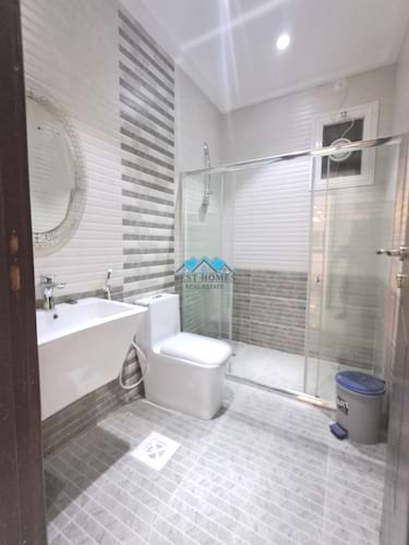 Spacious 5 Bedrooms Floor in Sadeeq Area