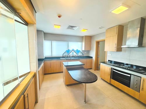 Luxury Seaview 3 Master Bedrooms Fully Renovated Floor Apartment in Salmiya