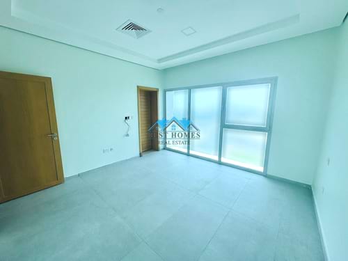 Luxury Seaview 3 Master Bedrooms Fully Renovated Floor Apartment in Salmiya