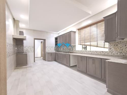 Nice and Spacious Five Bedrooms Floor in Funaitees