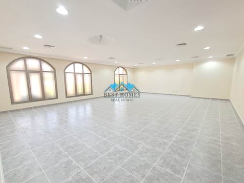 Spacious 4 Bedroom Apartment with Private Parking in Surra