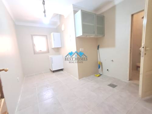 Spacious 4 Bedroom Apartment with Private Parking in Surra