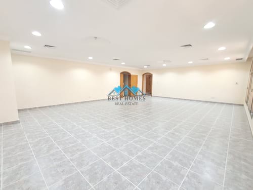 Spacious 4 Bedroom Apartment with Private Parking in Surra